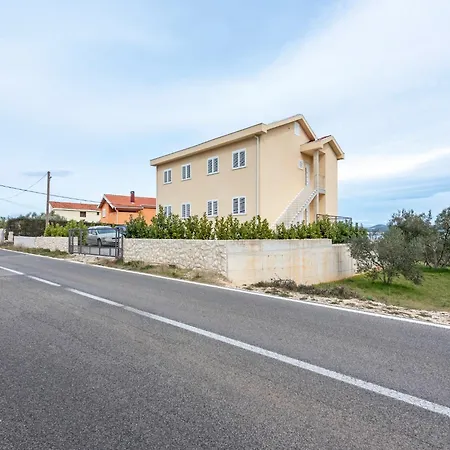 דירה In Near The Neviđane
