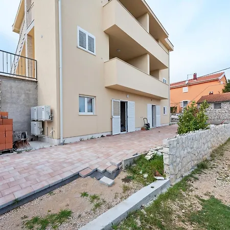 In Near The * Neviđane