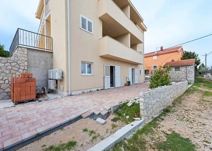 In Near The * Neviđane